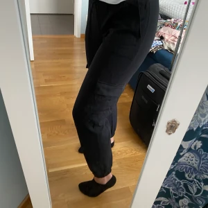 Cargo byxor/mjukis! - Ett par cargo byxor/mjukis. Man kan ha dom antigen som mysbyxor eller vardagliga då dom har ett väldigt mjukt tyg! Där e dock inget ”mjukistyg” inuti vilket gör dom lite mer vardagliga. 🥰