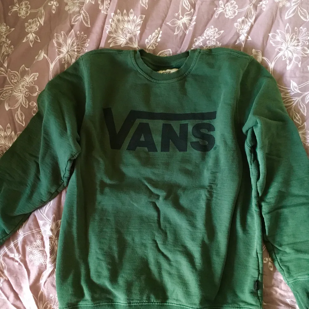 Nice tröja från Vans i grönt, strl L, skickar billigt eller spårbart.. Hoodies.