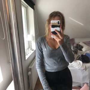 Grå Ralph lauren tröja - En grå Ralph lauren långärmad med ett vitt märke. Super skön och jätte fin. Den har en supersöt v-ringning också. Köpte för 500.
