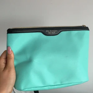 Victoria’s Secret  - Victoria’s Secret necessär använd 