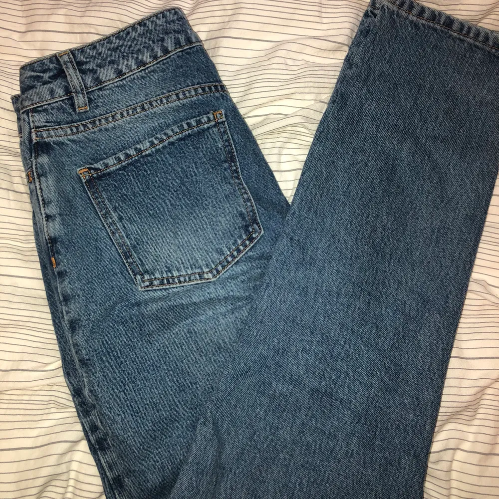 ett par mom jeans från nakd. använda en gång då det inte satt så bra på mig. frakt tillkommer 🦋. Jeans & Byxor.