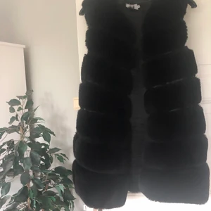 Pälsväst - Storlek S. Har använt men den är i gott skick fortfarande. Köpte för 699kr på bubbelroom