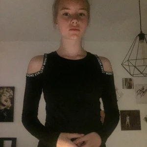 Långärmad tröja utan axlar - Tröjan är köpt på newyorker. Det står ”stay woke” på texten runt axlarna. Det sitter lite tajt men inte för mycket. Köparen där för frakten om vi inte möts upp i kalmar