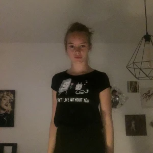 T-Shirt från newyorker  - Nästan oanvänd T-Shirt från newyorker. Det står ”can’t live without you”. Köparen står för frakt om vi inte möts upp i Kalmar.