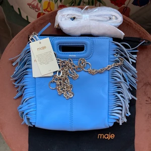 Maje väska, oanvänd! - Ny och oanvänd!!!!Jättefin maje väska, blå/ljusblå. Storlek mini. Nypris 2000kr. All plast och dustbag är kvar och den är somsagt aldrig använd - Säljer pga att jag köpte den, men så fick jag aldrig användning för den. Men så himla fin verkligen!💙💙Buda!!