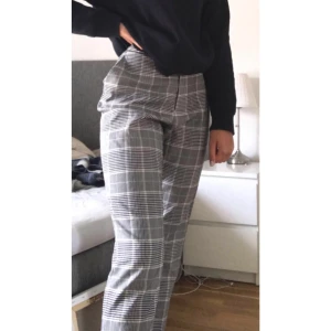 Kostymbyxor  - Superfina kostymbyxor från hm. Säljer då dom tyvärr är alldeles för stora:(💗 byxorna är i storlek 40 och jag har vanligtvis 36/38. Sitter jättefint i övrigt och väldigt bra skick. OBS. byxornas midja på bilden är justerad baktill för att passa på mig. 