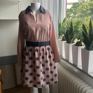 Skjortklänning i siden. - Prickig skjortklänning i siden. Har en dragkedja i sidan. Märket heter Madame a Paris och är Inköpt på La Redoute. Använd endast en gång och är som ny.