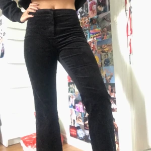 Manchester byxor - Svarta Manchester byxor i storlek 34. Går ungefär till anklarna på mig som är 162. Frakt tilkommer🥰