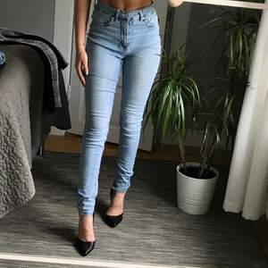 Ljusa jeans från lager 157, storlek S. Modellen Snake, högmidja. Priset är exklusive frakt, 63kr. 