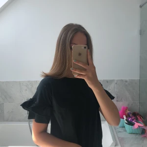 Super söt t-shirt  - Väldigt söt tröja med volang. Köpt ur en butik på Marstrand, så vet inte vilket märke. Bra skick. (Köparen står för frakt)