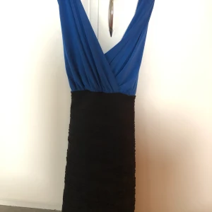 Klänningar st M - Hej, säljer två klänningar, antingen två 100 kr eller 70kr/st. Storleken är M men passar mig som är S (34). Kan skicka bilder med klänningarna på om ni vill se hur de ser ut. 