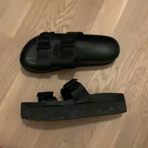 Platåtoffla - Säljer dessa urcoola platåtofflor då de tyvärr inte kommer till användning. Birkenstocks-liknande modell och supersnygga till sommaren! Frakt tillkommer.