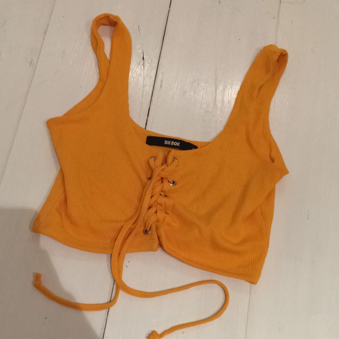 senapsgult kort linne med snörning