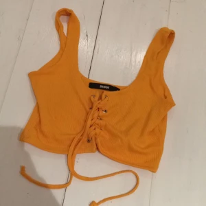 senapsgult kort linne med snörning - Aldrig använt denna topp, strl S från Bikbok 🦋