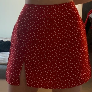 mini kjol - kjol från shein, endast testad (säljer pga inte riktigt min stil) storlek xs men kan nog passa s också. frakt ingår i priset. högsta bud: 150kr 