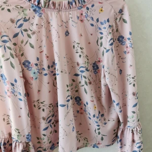 Blus - Fin blus från GinaTricot i storlek 36 💕 köpt för 399kr. Säljer denna för 200. Frakt ingår i priset 💖💖