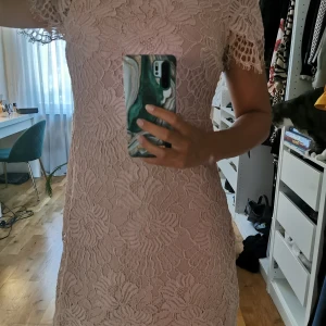 Klänning - Oanvänd stilren klänning 💗 Köpt från HM storlek S för 499kr. Säljer denna för 299kr och då ingår frakt 💖