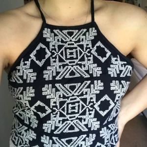 Linne  - Från abercrombie & fitch. Sitter bra på. Funkar även om S. Dragkedja på sidan.