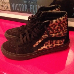  - Säljer ett par jättesnygga Vans sk8 hi 
Svarta med leopardmönster. Använda en höst men i fint skick. Storlek 39 
Nypris 899:- Säljes för 250:- 