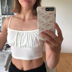 linne från hm - superfint linne från hm i creppad trikå, helt oanvänt med lappen kvar❤️ säljer då jag råkade beställa hem 2 likadana. köparen står för frakt, buda i kommentarerna🥰