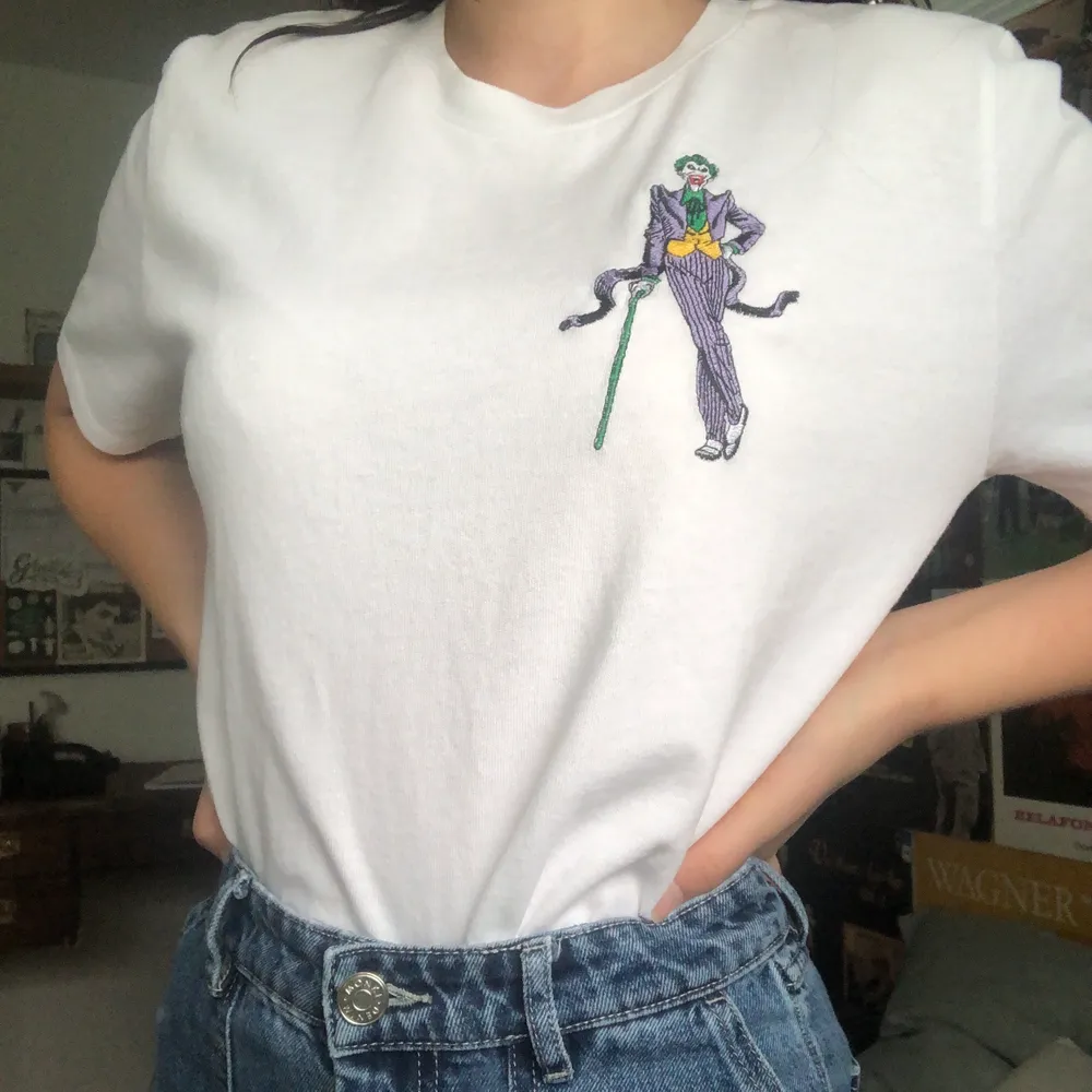 Vit t-shirt med tryck på Joker på framsidan och text på baksidan i strl M. Aldrig använd. Köptes för 250 kr på Zara - säljes för 100!. T-shirts.