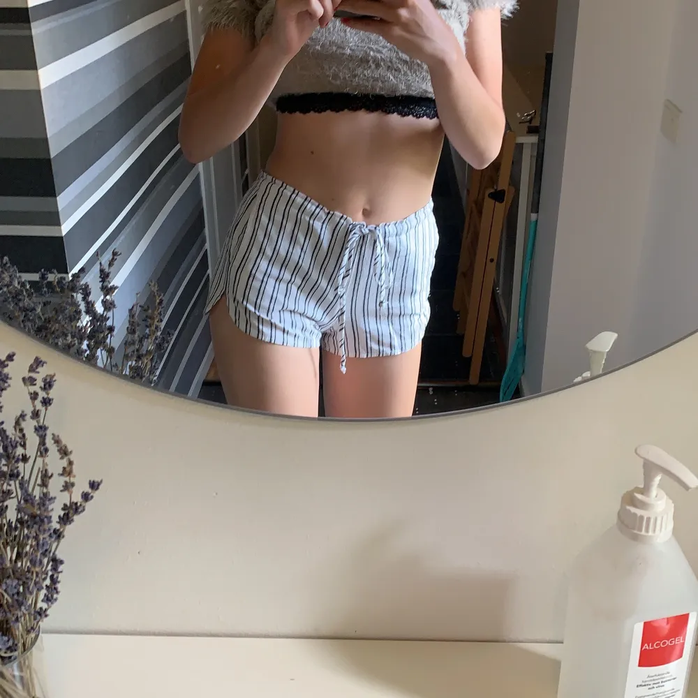 Super snygga shorts från brandy Melville kan tyvärr ej har just på grund av att de är försmå är försmå.Köparen står för frakt. Shorts.