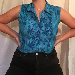 Mönstrad 90-tals topp🦋🦋 - Riktigt fin 90-tals topp i perfekt skick. Den är blå med blommönster. Riktig vintage känsla och en perfekt topp för sommaren🦋🌈💙
