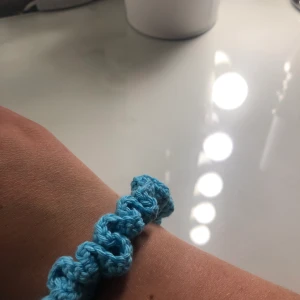 Scrunchie - Egen virkad scrunchie som är fina och användbara. Jag brukar bara ha min på handen men det ser även väldigt fint ut att ha den i håret också. Man kan även beställa i andra färger swish endast. Kan frakta men då står du för frakten 