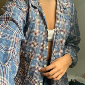 Barbour skjorta - Denna skjorta är basic men med fina färger! Absolut unisex då den är från herravdelning, ger fin oversized passform! Väldigt snygg med jeans, vita och blåa!🧜🏼‍♀️🧚🏽‍♀️