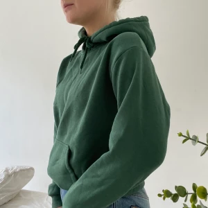 Topshop Hoodie - Hoodie från TOPSHOP. Väldigt mjukt material. 💖  Allt är tvättat efter jag har fotat plaggen på mig. Jag möts upp i Stockholm vid köp på 2 eller fler plagg, annars kan jag frakta för 42kr via postnord. Ej spårbar.😊