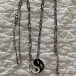 Yin och Yang halsband  - Två supergulliga tillhörande halsband med Yin och Yang berlocker, 30kr för båda två. En snabb affär uppskattas 💜