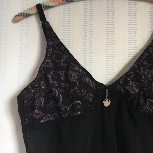 Linne - Superfint linne med glitterdetaljer och ängelberlock. Gebomskinligt prickigt meshtyg nedtill👼🏼