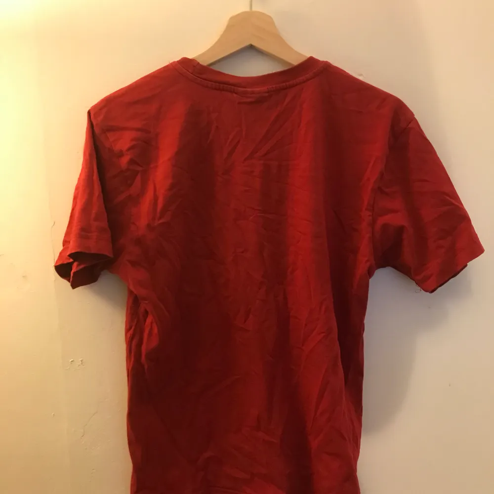 Jättefin röd Champion t-shirt i storlek small :) Skriv om du vill ha fler bilder, köparen betalar frakt eller så kan jag mötas upp i Stockholm.. T-shirts.