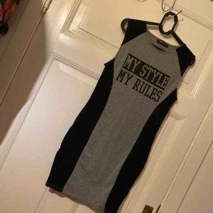  - Grå/svart klänning från New Yorker, knappt använd. ”My style, my rules ” på bröstet.  Storlek L, men passar en M helt perfekt.  Finns i malmö. 