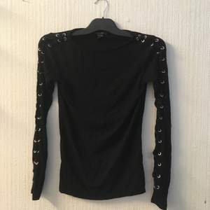 Jätte snygg svart långärmad tröja med hål på armarna (vet inte vad den typen av textil heter). Säljer den för 20kr!