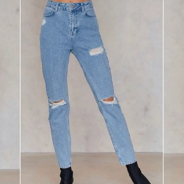 Nya jeans från NA-KD mom jeans i ljus denim med slitningar i storlek S, högmidjade, superfina!  Fler bilder finns ! Skickas för 65kr spårbart via postnord.. Jeans & Byxor.