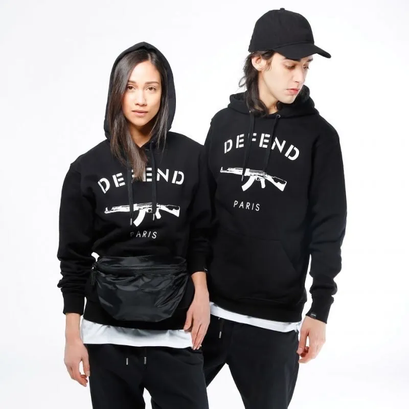 En snygg svart ”DEFEND PARIS” hoodie i storlek xs men passar xs/S  köpt för 899 kr och säljer den nu för 179kr💋 köparen står för frakt👌🏽🤩. Hoodies.