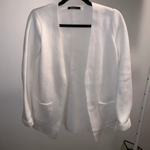 Vit kappa - En vit kappa från Gina i storlek S. Kappan är i ett tjockare typ och passar perfekt till vår och sommar och tidig höst. 