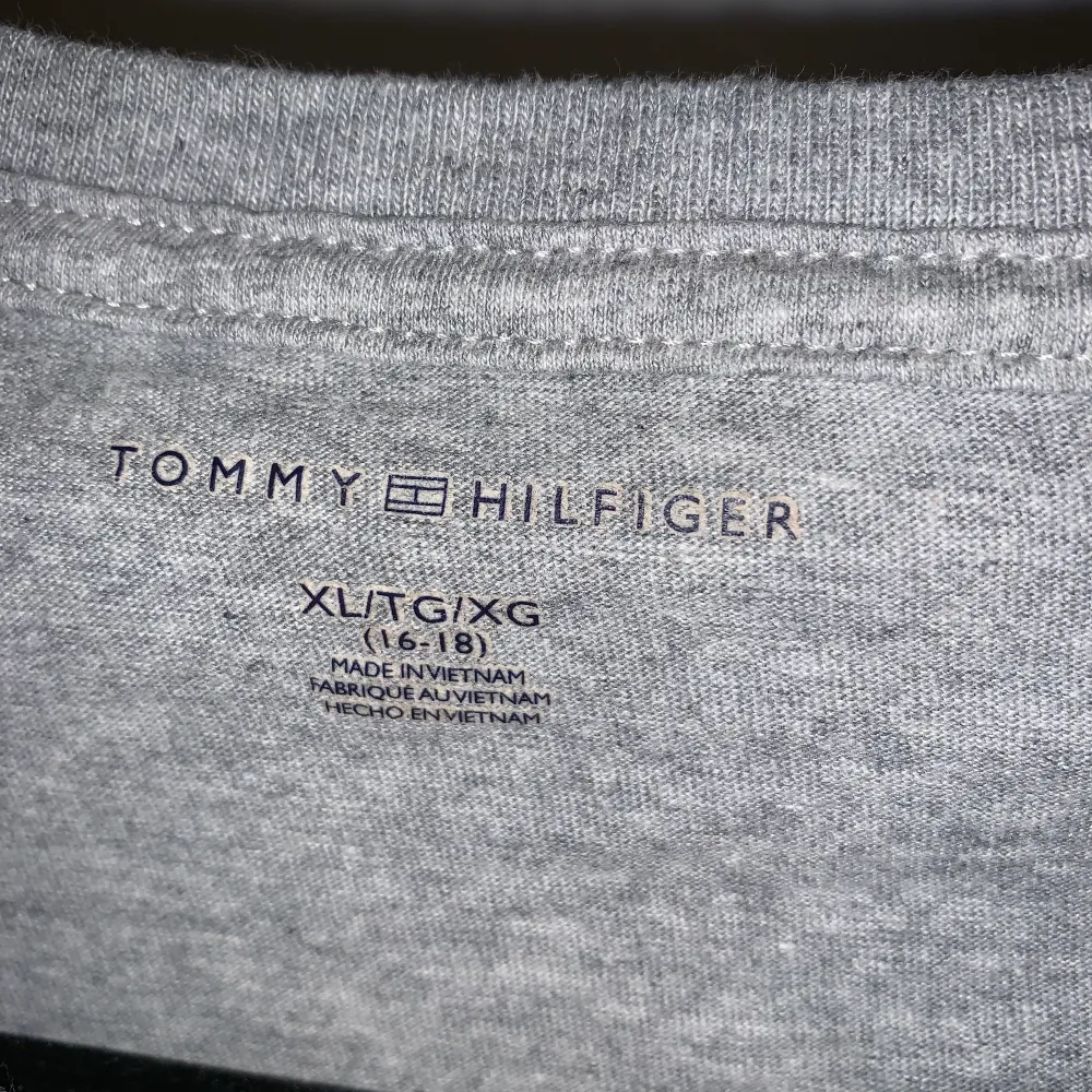 Säljer två t-shirts från Tommy Hilfiger, den på bilden är en XL på pojkavdelningen, motsvarar en S i dam om man inte vill att den ska sitta åt. Den andra är en M i damstorlek, sitter ungefär samma men mer figursydd.. T-shirts.