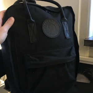 Fjällräven Kånken med datorfack - Snygg, tålig och robust. Passar lika bra på skogsutflykt som till skolan. Rymlig. Köpt på Naturkompaniet förra året (2019) och har använts sparsamt sedan dess. Kvitto finns! Nypris 1700 kr. Frakt: 88 kr. 