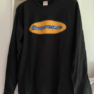 Oversize Supreme  - Svart oversize långärmad tröja i t-shirt material. köpt på supremes hemsida för 2 år sedan för ca 600 kr. och när jag kollade igenom garderoben kom jag på att jag helt glömt bort att använda den. Den har ett litet hål vid axeln men annars i toppenskick. 