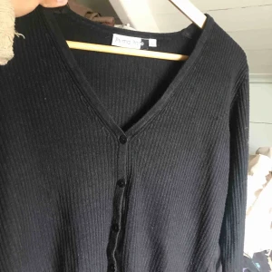  - Ribbad svart kofta Storlek s men skulle säga att den passa M och kanske till och med en mindre L beroende på hur man vill att den ska sitta Frakt tillkommer Djur finns i hemmet
