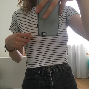 Randig t-shirt - Söt randig t-shirt från Monki i storlek XXS, men passar en XS och S också. Knappt använd, jättefint skick! 💕 