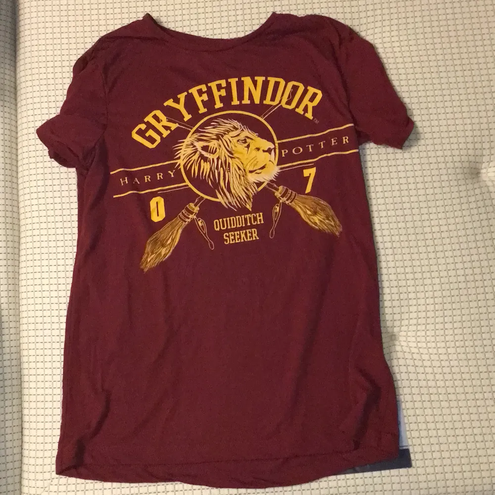 en vinröd Harry Potter t-shirt med Griffindor tryck köp på primark i London i storlek S ✨🦁. T-shirts.