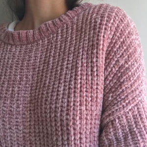 Smutsrosa Stickad Kofta - Världens mysigaste stickade kofta💓 Såå skön och mjuk!🥺 Lite sliten vid armarna (kan skicka fler bilder) men inget som märks🌟 Frakt 55kr