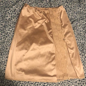 kjol med spets/slits - Supersöt rosa/beige kjol med ”underkjols” material. Köpta secondhand och är i mycket bra skick. buda!☺️ (kjolen går ner till lite ovanför mina knän på mig som är 164) 