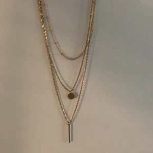 Halsband x3 - Ett halsband med tre kedjor. Superfint och oanvänt. Köparen står för frakten. Fraktar endast.GRATIS FRAKT JUST NU