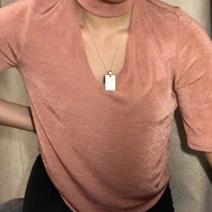 Rosa fest tröja  - En rosa fest tröja med fin urringning, i storlek XS! Bra skick... ⚡️  Kolla gärna in resten i min profil 🌎 Pris går att diskuteras!  Köpare står för frakt  📦 (44kr) totalt- 84 kr 