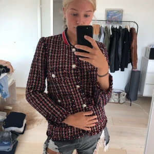 Cardigan/jacka - Superfin chanelliknande cardigan/jacka med en blandning av proper och cool stil. Aldrig använd. 