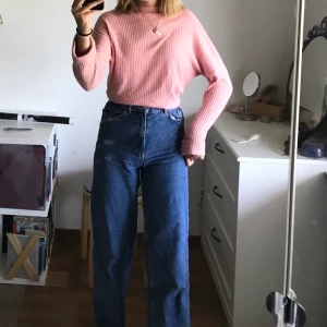 Mysig rosa tröja - Supermysig rosa tröja som är ribbad. Materialet är typ tunt flistyg så det är perfekt till hösten. Säljer pågrund av att färgen inte riktigt passar på mig men annars är den helt underbar☺️🌸